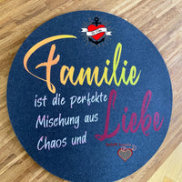 Rundes Design mit bunten Buchstaben: 'Familie ist die perfekte Mischung aus Liebe und Chaos' – Kreativität von easy-sticks.