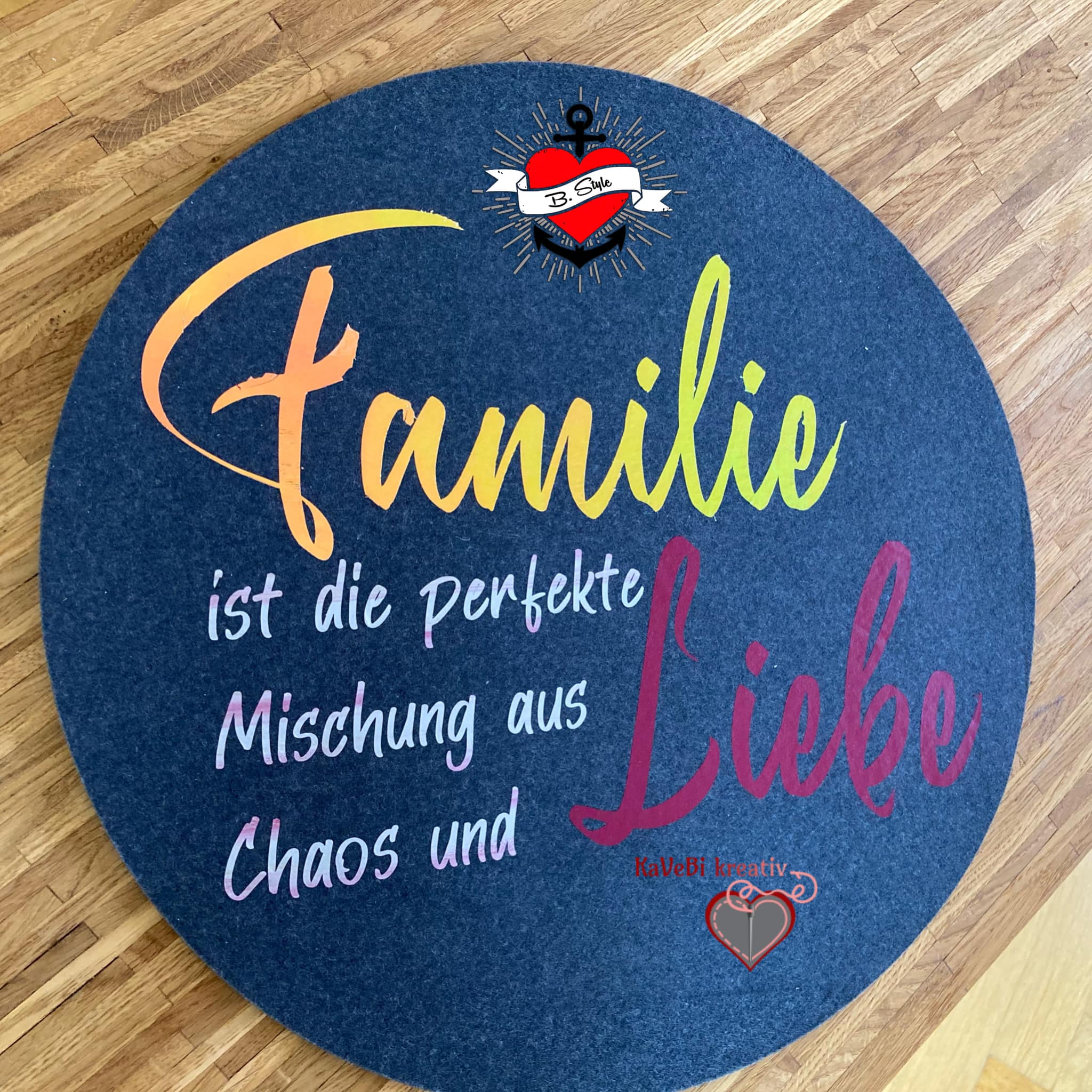 Rundes Design mit bunten Buchstaben: 'Familie ist die perfekte Mischung aus Liebe und Chaos' – Kreativität von easy-sticks.