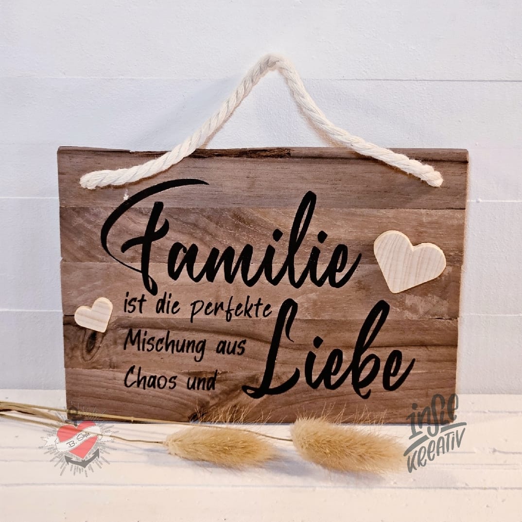 Dekoratives Holzschild mit dem Schriftzug: 'Familie ist die perfekte Mischung aus Liebe und Chaos' – von easy-sticks gestaltet.