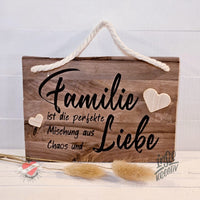 Dekoratives Holzschild mit dem Schriftzug: 'Familie ist die perfekte Mischung aus Liebe und Chaos' – von easy-sticks gestaltet.