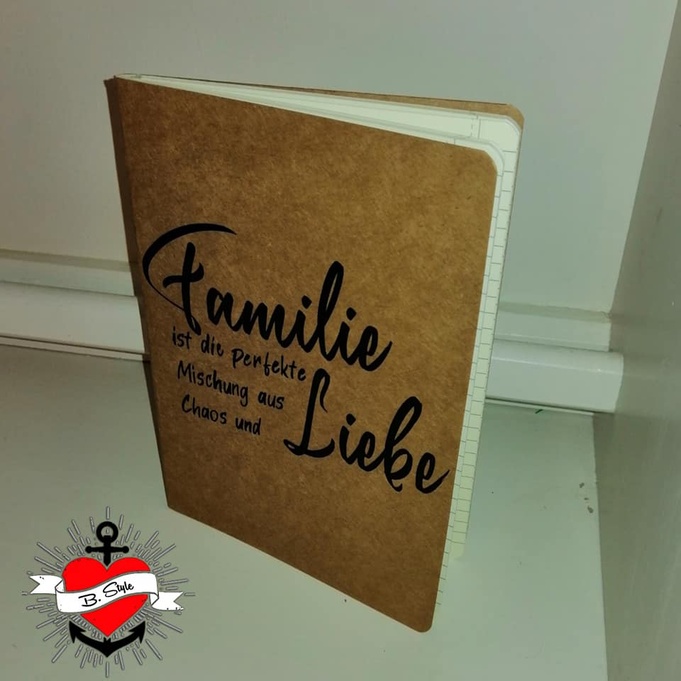 Notizbuch mit der kraftvollen Botschaft "Familie ist die perfekte Mischung aus Liebe und Chaos" von easy-sticks, perfekt für kreative Köpfe und Organisation.