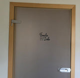 Tür mit Vinyl-Aufkleber "Familie ist die perfekte Mischung aus Liebe und Chaos" von easy-sticks, elegant auf mattem Hintergrund platziert, ideal für Heimdekoration.