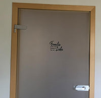Tür mit Vinyl-Aufkleber "Familie ist die perfekte Mischung aus Liebe und Chaos" von easy-sticks, elegant auf mattem Hintergrund platziert, ideal für Heimdekoration.