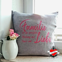 Kissen mit dem Spruch 'Familie ist die perfekte Mischung aus Liebe und Chaos', umgeben von einem dekorativen Blumenarrangement, ideal für kreative Projekte von easy-sticks.