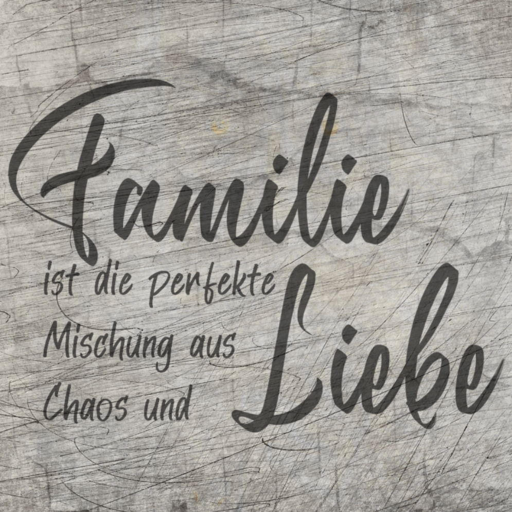 Holzhintergrund mit elegantem Schriftzug: 'Familie ist die perfekte Mischung aus Liebe und Chaos' – erhältlich bei easy-sticks.