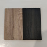 Veranschaulichung der Farbdifferenz zwischen unbehandeltem Holz und mit Easy-Sticks Color Schwarz behandeltem Holz für kreative Heimprojekte.