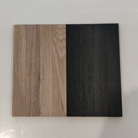 Veranschaulichung der Farbdifferenz zwischen unbehandeltem Holz und mit Easy-Sticks Color Schwarz behandeltem Holz für kreative Heimprojekte.