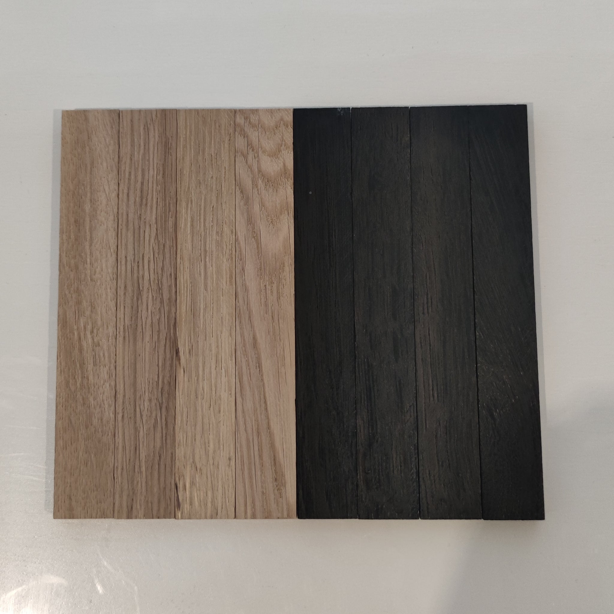 Veranschaulichung der Farbdifferenz zwischen unbehandeltem Holz und mit Easy-Sticks Color Schwarz behandeltem Holz für kreative Heimprojekte.