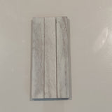 Eine Holzprobe in Weiß, lackiert mit Easy-Sticks Color Holzlasur - Weiß Deckend, präsentiert die hochwertige Farbe ideal für kreative Innenprojekte.
