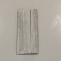 Eine Holzprobe in Weiß, lackiert mit Easy-Sticks Color Holzlasur - Weiß Deckend, präsentiert die hochwertige Farbe ideal für kreative Innenprojekte.