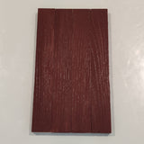 Detailaufnahme einer mit Easy-Sticks Color Holzfarbe Schweden Rot gestrichenen Holzfläche, die ihre reichhaltige Farbe und Struktur zeigt.