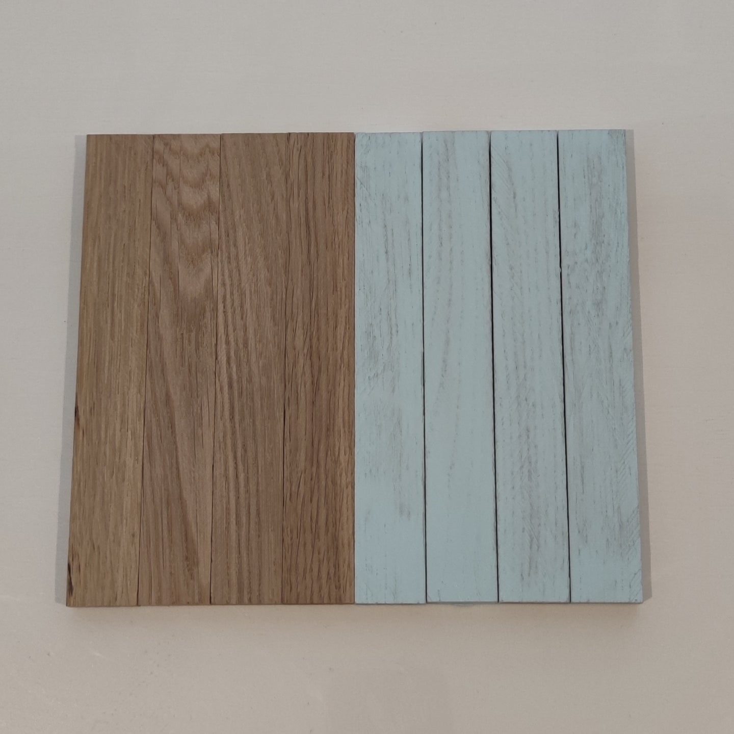 Holzplatte mit zwei verschiedenen Farbtönen: naturholz links und Easy-Sticks Color Holzfarbe in Vintage Blau rechts, ideal für kreative Möbelprojekte von easy-sticks.