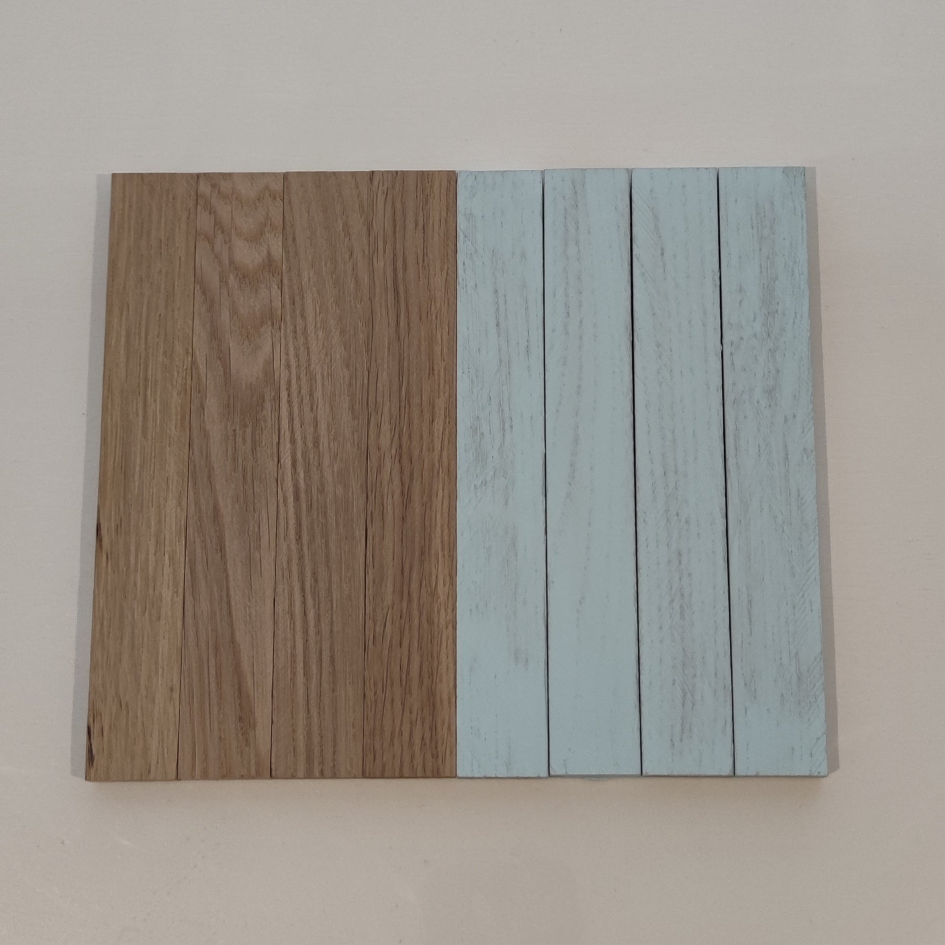 Holzplatte mit zwei verschiedenen Farbtönen: naturholz links und Easy-Sticks Color Holzfarbe in Vintage Blau rechts, ideal für kreative Möbelprojekte von easy-sticks.