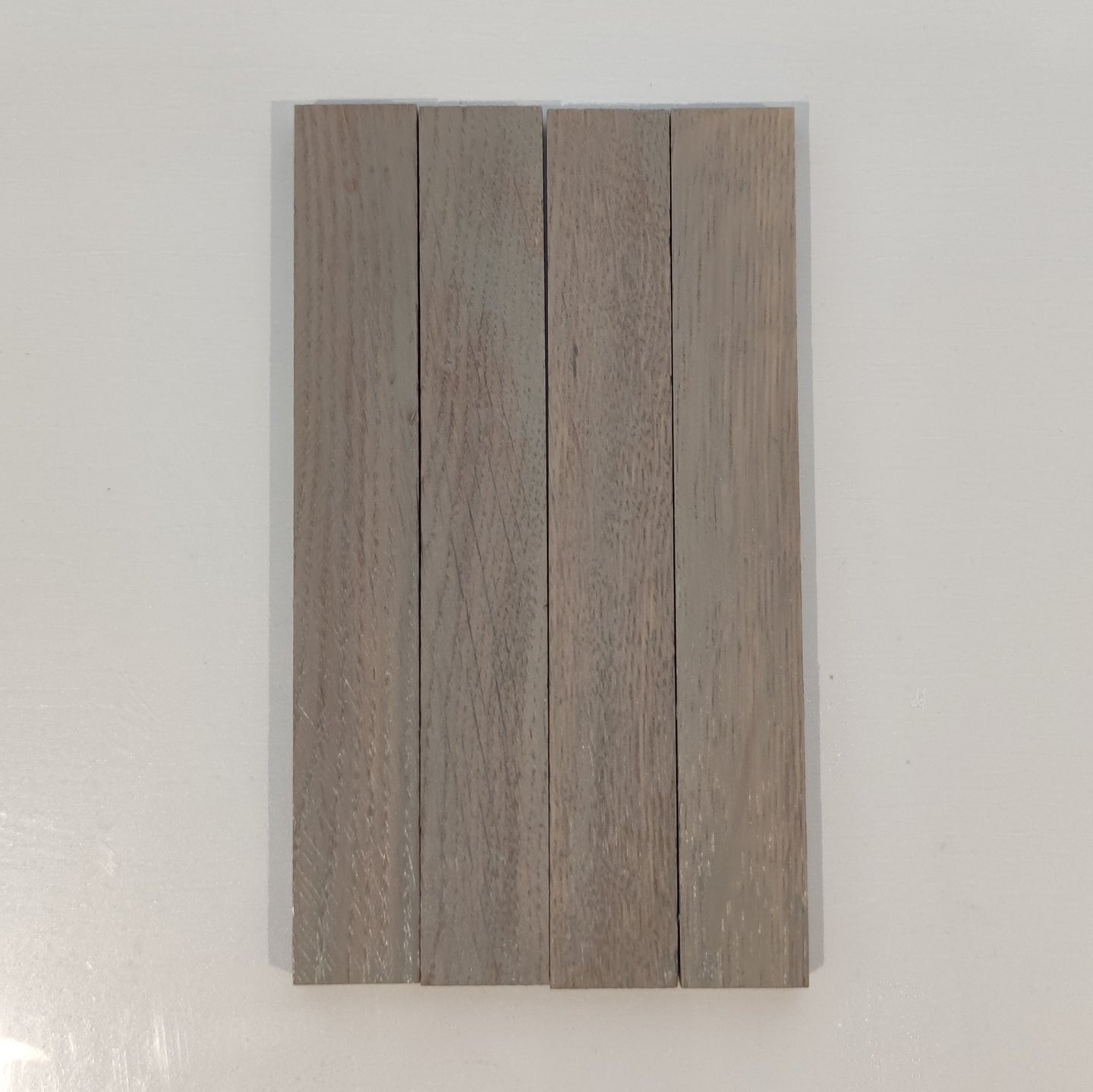 Entschlossene Holzoberflächen, die mit Easy-Sticks Color Holzanstrich in Silbergrau behandelt wurden, zeigen den eleganten, natürlichen Farbton.