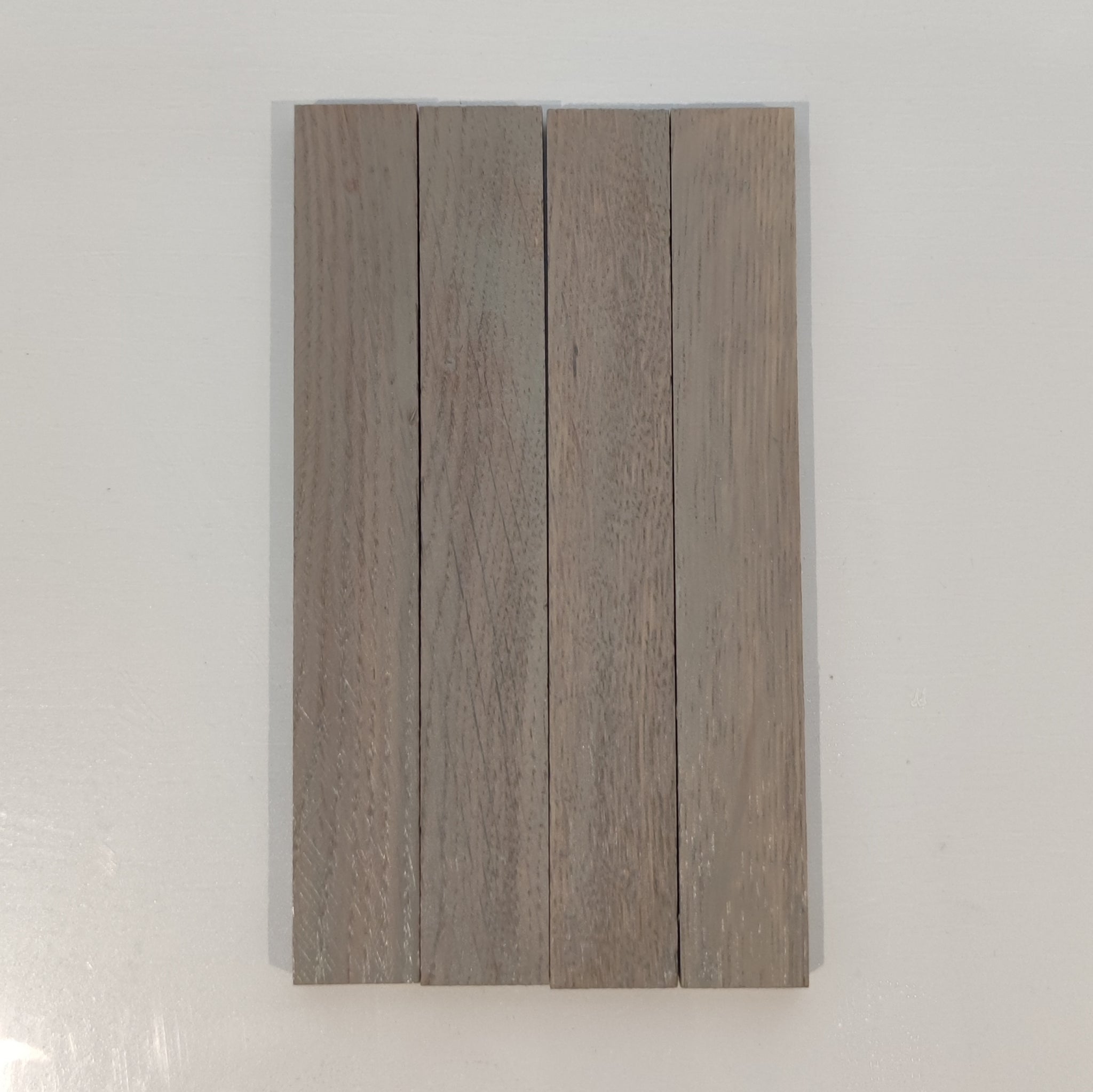 Entschlossene Holzoberflächen, die mit Easy-Sticks Color Holzanstrich in Silbergrau behandelt wurden, zeigen den eleganten, natürlichen Farbton.