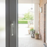 Huastürdeko zum Aufhängen - Acryl Fensterbild klar mit botanischem Design, 40cm x 7cm, auf einem Fenster hängend.