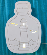 Detailansicht der leuchtenden Silikonform mit Leuchtturm in Flasche von Easy-Sticks, perfekt für handgefertigte Kunstwerke und sommerliche Deko.