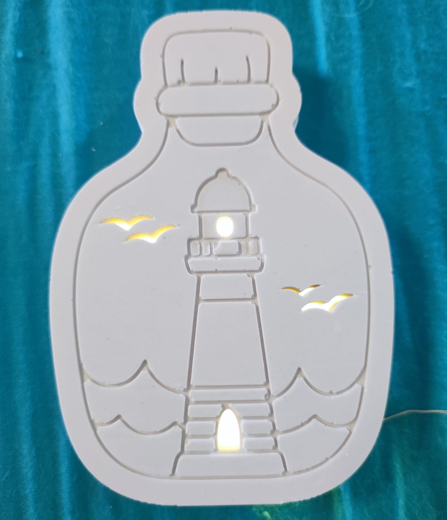 Detailansicht der leuchtenden Silikonform mit Leuchtturm in Flasche von Easy-Sticks, perfekt für handgefertigte Kunstwerke und sommerliche Deko.