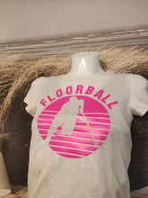 Lade das Bild in den Galerie-Viewer, Stylisches T-Shirt mit dem Text &#39;FLOORBALL&#39;, entworfen von easy-sticks, perfekt für kreative Sportbegeisterte, die ihre Liebe zum Floorball zeigen möchten.
