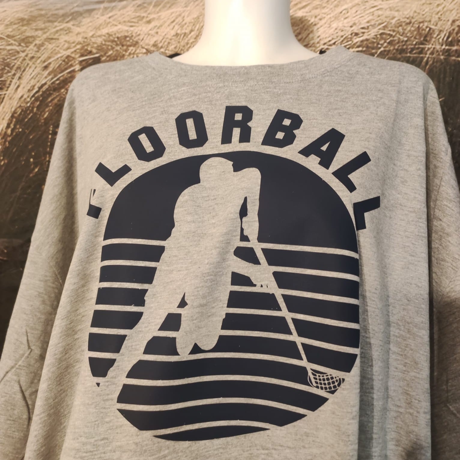 Grau meliertes T-Shirt mit Floorball Silhouette, erstellt von easy-sticks, perfekt für Sportliebhaber und kreative Projekte.