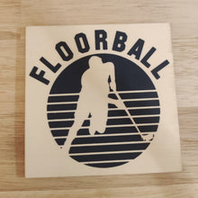Lade das Bild in den Galerie-Viewer, Holzplatte mit Floorball Design und Spieler-Silhouette, geliefert von easy-sticks, ideal für Bastel- und DIY-Projekte mit der Floorball Plotterdatei.
