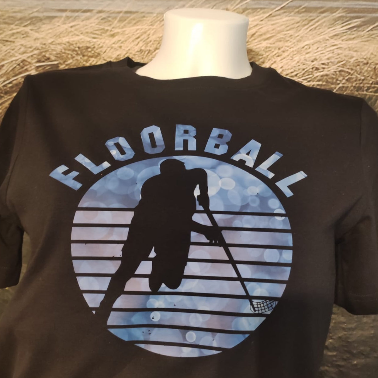 Schwarzes T-Shirt mit Floorball Motiv und Spieler-Silhouette, designt von easy-sticks, für alle Fans des Floorballs und kreative Bastler.