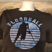 Lade das Bild in den Galerie-Viewer, Schwarzes T-Shirt mit Floorball Motiv und Spieler-Silhouette, designt von easy-sticks, für alle Fans des Floorballs und kreative Bastler.
