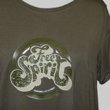 Baumwollshirt mit dem Aufdruck "Free Spirit" in einem lässigen Design, erhältlich von easy-sticks. Ideales Beispiel für die Anwendung der Free Spirit Plotterdatei.