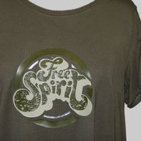 Baumwollshirt mit dem Aufdruck "Free Spirit" in einem lässigen Design, erhältlich von easy-sticks. Ideales Beispiel für die Anwendung der Free Spirit Plotterdatei.