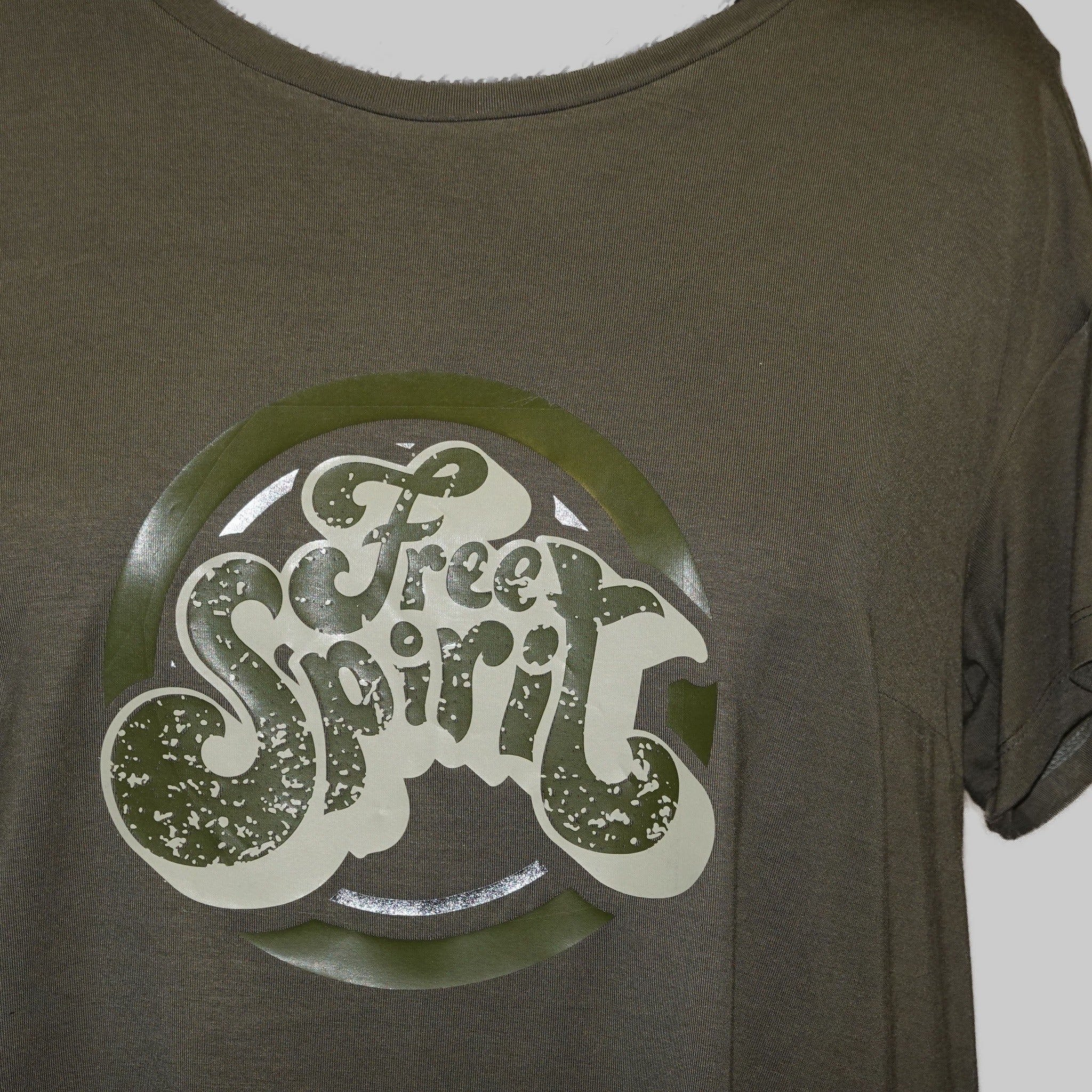 Baumwollshirt mit dem Aufdruck "Free Spirit" in einem lässigen Design, erhältlich von easy-sticks. Ideales Beispiel für die Anwendung der Free Spirit Plotterdatei.