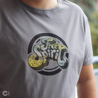 Stylisches graues T-Shirt mit dem Aufdruck 'Free Spirit', entworfen von easy-sticks, ideal für kreative DIY-Projekte.