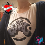 Nahaufnahme eines weißen Shirts mit glitzerndem 'Free Spirit' Aufdruck, kreiert von easy-sticks, für individuelle Fashion-Statements.