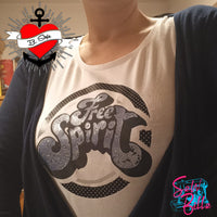 Nahaufnahme eines weißen Shirts mit glitzerndem 'Free Spirit' Aufdruck, kreiert von easy-sticks, für individuelle Fashion-Statements.
