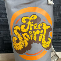 Stylische Sporttasche mit leuchtendem 'Free Spirit' Design, hergestellt von easy-sticks, ideal für aktive Lebensstile.