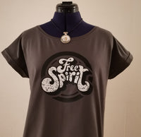Modisches graues T-Shirt mit dem 'Free Spirit' Logo an einer Schneiderpuppe, designt von easy-sticks, perfekt für kreative Outfits.