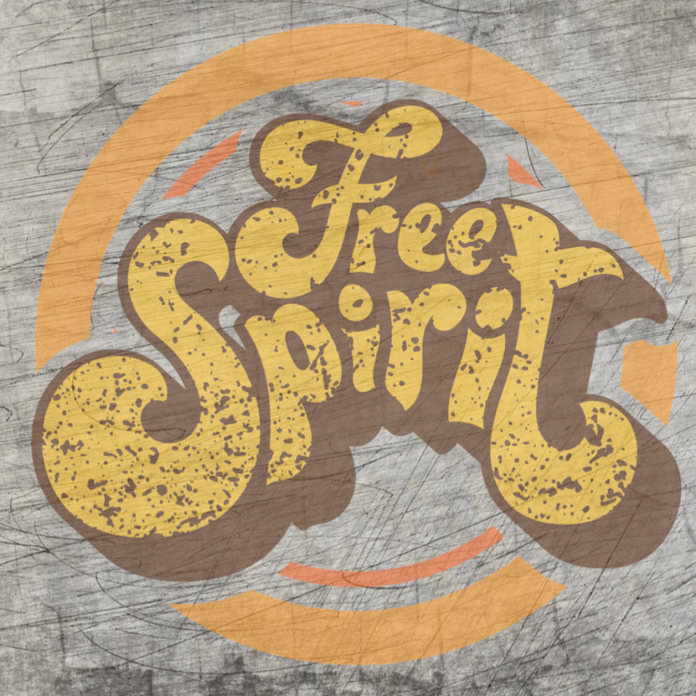 Kreative Gestaltung einer Holzoberfläche mit dem Schriftzug 'Free Spirit', der Teil der Plotterdatei von easy-sticks ist.
