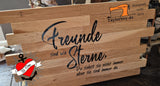 Holzschild mit dem Spruch 'Freunde sind wie Sterne, Du siehst sie nicht immer, aber sie sind immer da' von easy-sticks, perfekt für Heimdekoration und persönliche Geschenke.