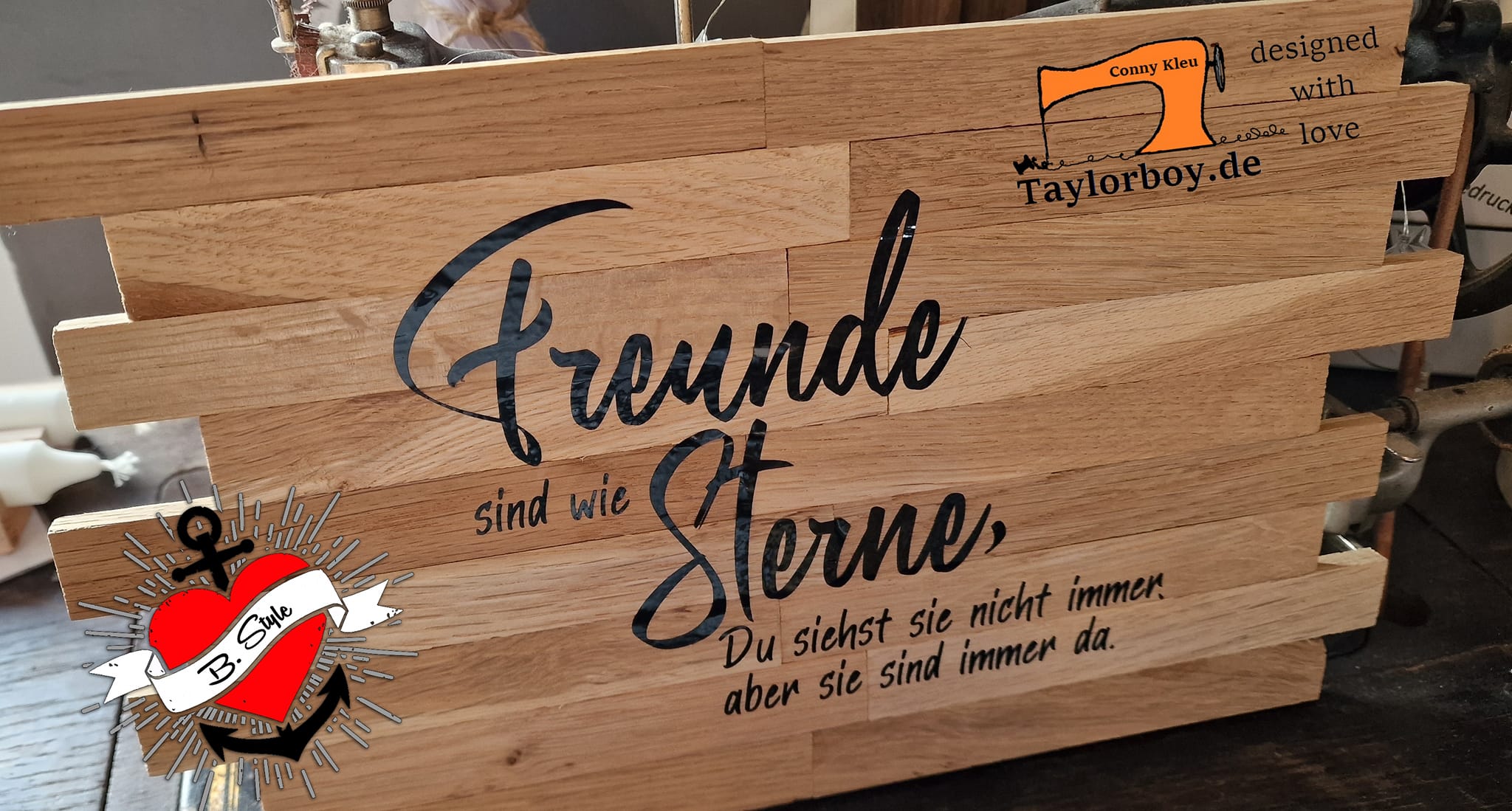 Holzschild mit dem Spruch 'Freunde sind wie Sterne, Du siehst sie nicht immer, aber sie sind immer da' von easy-sticks, perfekt für Heimdekoration und persönliche Geschenke.