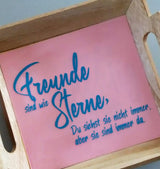 Holzkiste mit eingraviertem Text 'Freunde sind wie Sterne, Du siehst sie nicht immer, aber sie sind immer da' von easy-sticks, ideal für Aufbewahrung und kreative Bastelideen.