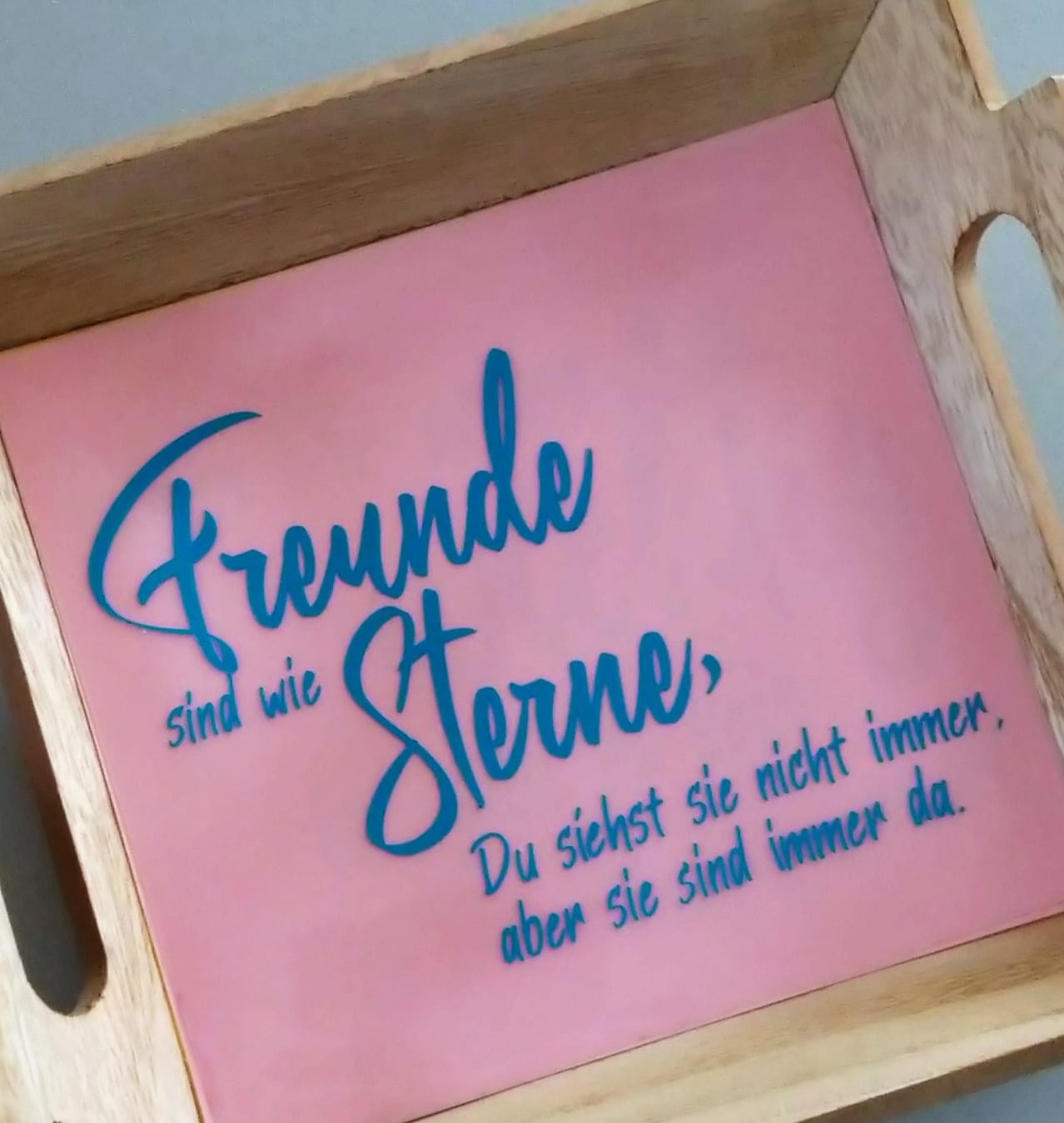 Holzkiste mit eingraviertem Text 'Freunde sind wie Sterne, Du siehst sie nicht immer, aber sie sind immer da' von easy-sticks, ideal für Aufbewahrung und kreative Bastelideen.