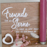 Hochwertige Holzplatte mit dem Schriftzug "Freunde sind wie Sterne, Du siehst sie nicht immer, aber sie sind immer da". Dekorative Kerze und florale Akzente bilden einen stilvollen Tischschmuck. Perfekt für kreative DIY-Projekte mit der Plotterdatei von easy-sticks.