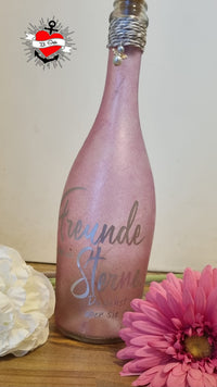 Dekorierte Flasche mit dem Spruch 'Freunde sind wie Sterne, Du siehst sie nicht immer, aber sie sind immer da' von easy-sticks, ideal für kreative Deko und Geschenkideen.