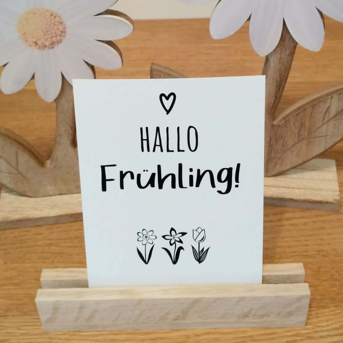 Die Rückseite ist weiß und gut beschreibbar.
Perfekt für die Kartenhalter!
1. Hallo Frühling!
2. Schöner Sommer.
3. Das muss der Herbst sein.
4. Winter: Kalte Hände, warmes Herz!
5. Wunderschöne Ostern!
6. Frohe Weihnachten!