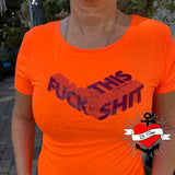 Leuchtend orangefarbenes T-Shirt mit dem Motiv 'FUCK THIS SHIT', gestaltet von easy-sticks. Ein Blickfang für jeden Anlass.