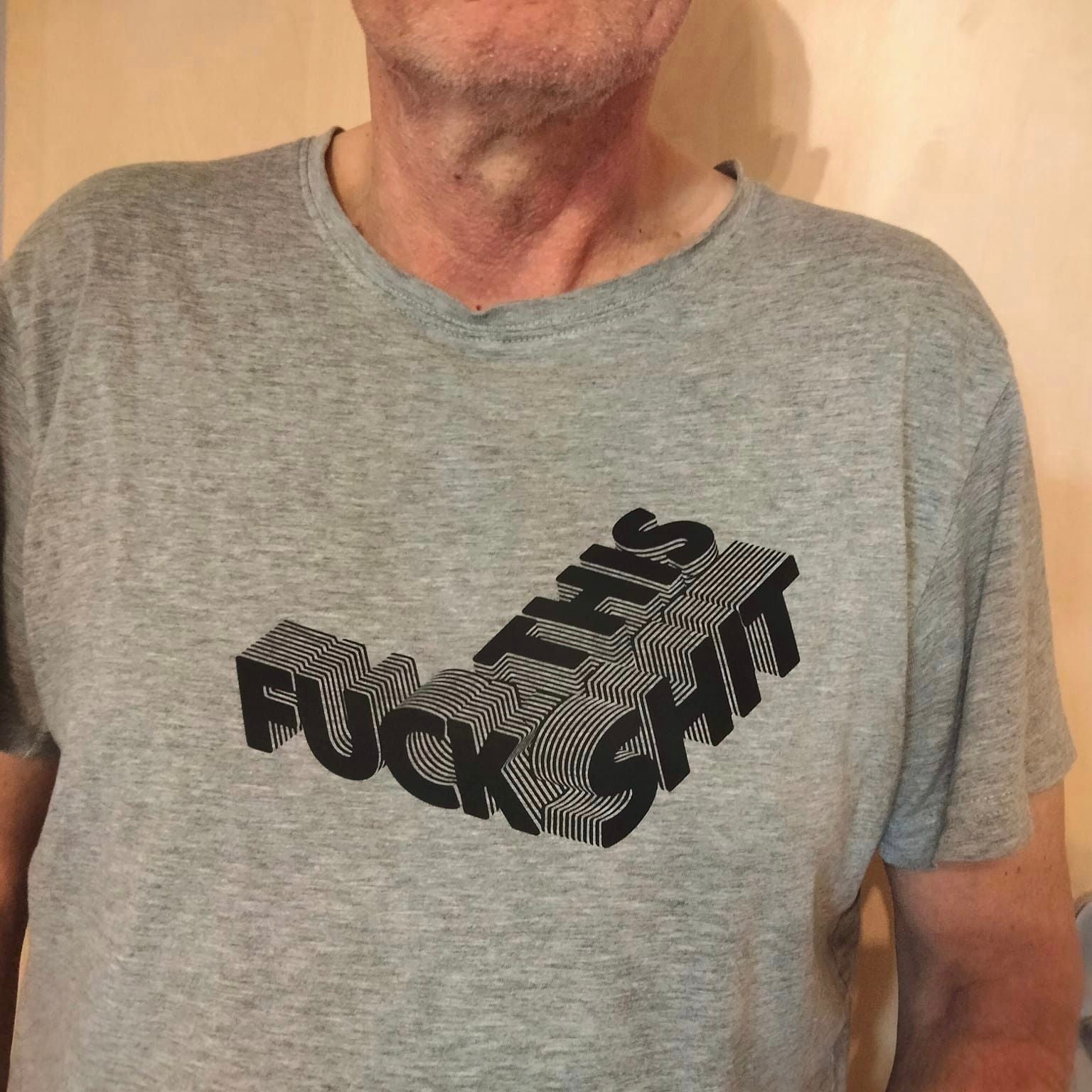 Graues T-Shirt mit dem markanten Design 'FUCK THIS SHIT', präsentiert von easy-sticks. Stylisch und ausdrucksstark.