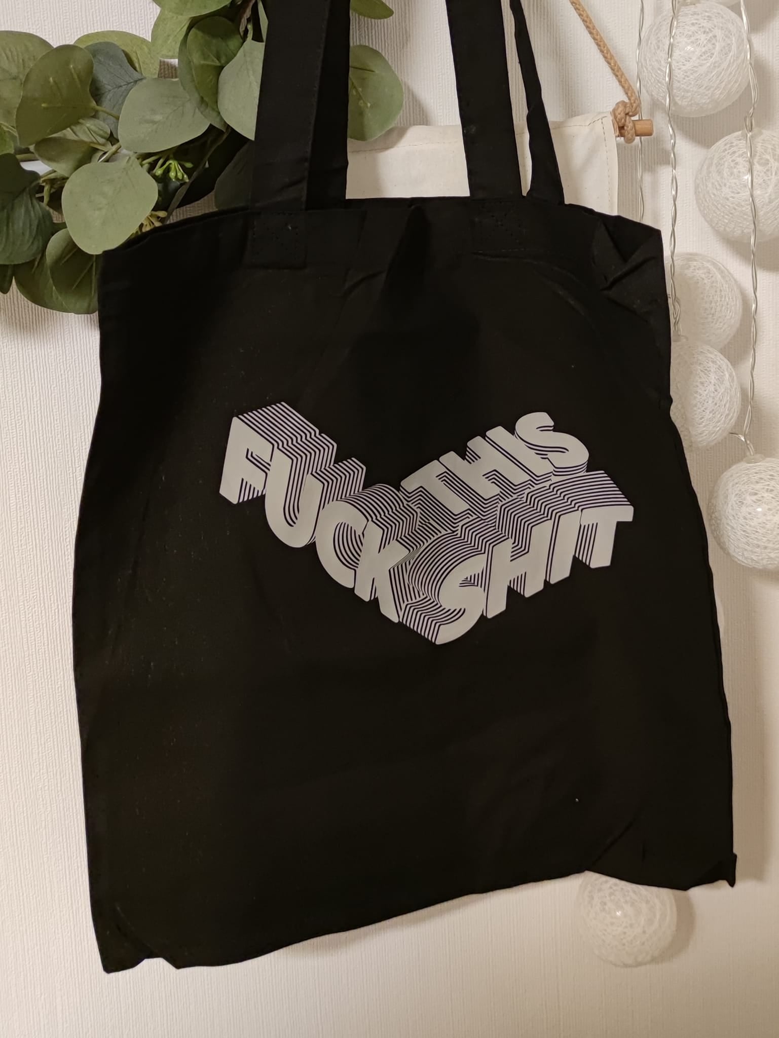 Schwarze Tragetasche mit dem auffälligen Schriftzug 'FUCK THIS SHIT', gestaltet von easy-sticks. Idealer Begleiter für den Alltag.