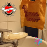 Handtuch mit der Aufschrift 'FUCK THIS SHIT', präsentiert von easy-sticks. Perfekt für kreative Projekte und individuelle Designs.