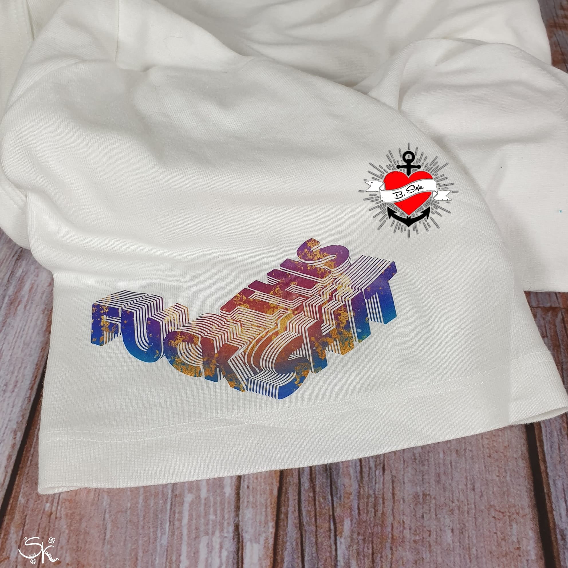 T-Shirt mit dem bunten Schriftzug 'FUCK THIS SHIT' von easy-sticks, ideal für kreative DIY-Projekte.