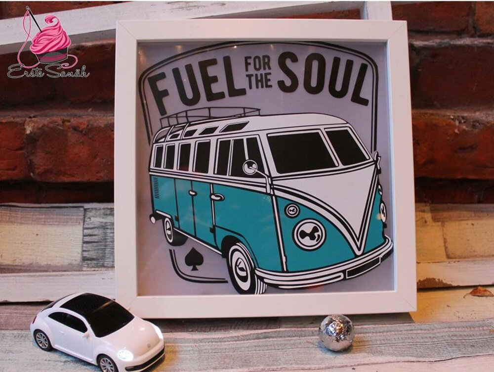 Kreatives Deko-Design mit Laserdatei "Fuel for the soul" von easy-sticks, zeigt einen stilisierten VW-Bus in Türkis, auf einem rustikalen Holzuntergrund.
