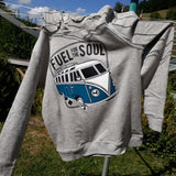 Bequemer grauer Hoodie mit dem Aufdruck 'Fuel for the soul' von easy-sticks, aufgehängt zur Schau im Freien mit grünem Hintergrund.